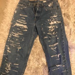 High waist, distressed Levi Mom Jeans